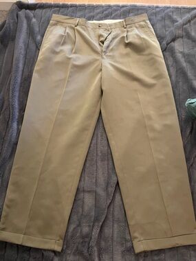 Dockers Men's Pleated Tan Khaki Chinos